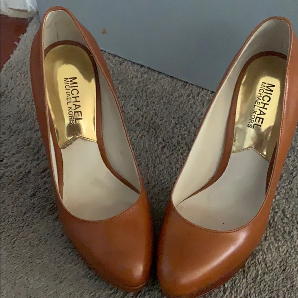 MK tan heels